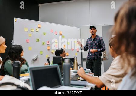 Student, der Projektplanung mit Klassenkameraden im Klassenzimmer an der Universität macht Stockfoto