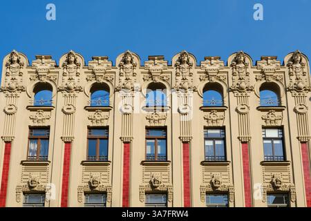 Die kunstvolle Fassade eines alten historischen Jugendstilgebäudes in Riga, Alberta Street 2A, Lettland Stockfoto