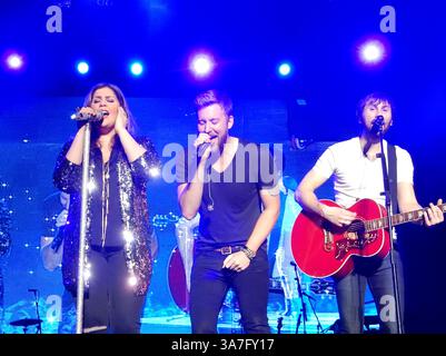 Dave Haywood, Hilary Scott und Charles Kelley von Lady Antebellum treten am 7. März 2015 auf dem Country to Country Festival in der 3Arena in Dublin, Irland, auf Stockfoto