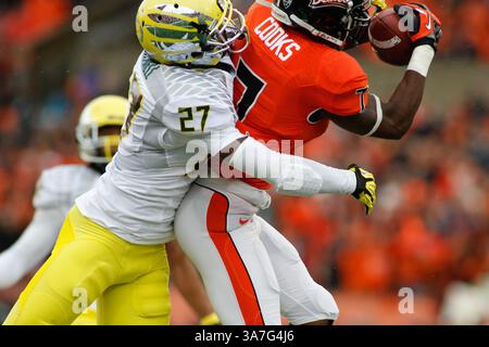 24. November 2012 - Corvallis, Oregon, USA - der Breitbandempfänger der Oregon State Beavers BRANDIN KOKS (7) fängt einen Fußball, während die Oregon Ducks Defensive Back TERRANCE MITCHELL (27) während des Bürgerkriegs-Rivalitätsspiels 2012 im Reser Stadium verteidigt. Die Oregon Ducks besiegten die Oregon State Beavers 48-24 (Foto: © Mike Albright/ZUMAPRESS.com) Stockfoto