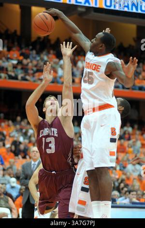 November 2012 - Syracuse, New York, USA S - Syracuse Orange Forward RAKEEM CHRISTMAS (25) blockiert den Schuss von Colgate Raiders Forward MURPHY BURNATOWSKI (13) während der ersten Halbzeit im Carrier Dome in Syracuse, New York. Syracuse führt Colgate 38-24 in der Hälfte an. (Bild: © Michael Johnson/ZUMAPRESS.com) Stockfoto
