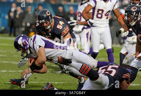 25. November 2012 - Minneapolis, MN, USA - Chicago Bears Outside Linebacker Lance Briggs (55) bringt Minnesota Vikings Quarterback Christian Ponder (7) mit Hilfe von Chicago Bears Middle Linebacker Brian Urlacher (54) während der ersten Halbzeit im Solider Field am Sonntag, 25. November 2012, in Chicago, Illinois. Die Bären besiegten die Wikinger mit 28:10. (Bild: © Nuccio Dinuzzo/MCT/ZUMAPRESS.com) Stockfoto