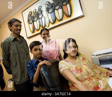 17. Mai 2010: Anand, Gujarat, Indien: Nayna Patel, eine Pionierin der reproduktiven Leihmutterschaft in Indien, dargestellt mit Leihmutter Versha und ihrem Mann Manis und Sohn Priyancunshu. Versha hatte gerade Zwillinge für ein amerikanisches Paar zur Welt gebracht, für das sie drei Lakh-Rupien bekam. Sie sagt, dass sie das Geld für die Erziehung der Söhne verwenden wird, und auch, um seine Haarlippen zu behandeln, um für den Bau eines Heims, das sie Nr Surat etwa 200 km vom Krankenhaus entfernt lebt, zu verwenden. ..im Kaival Hospital in Anand, etwa 90 km von Ahmedabad entfernt, am 11. März 2010. (Bild: © Nick Cunard/ZUMAPRESS.com) Stockfoto