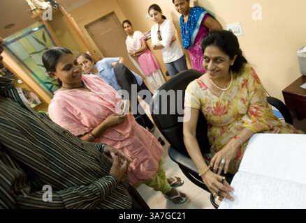 17. Mai 2010: Anand, Gujarat, Indien: Nayna Patel, eine Pionierin der reproduktiven Leihmutterschaft in Indien, dargestellt mit Leihmutter Versha und ihrem Mann Manis und Sohn Priyancunshu. Versha hatte gerade Zwillinge für ein amerikanisches Paar zur Welt gebracht, für das sie drei Lakh-Rupien erhielt. Sie sagt, dass sie das Geld für die Bildung von Söhnen und für den Bau eines Heims verwenden wird, das sie in Surat etwa 200 km vom Krankenhaus entfernt lebt. ..im Kaival Hospital in Anand, etwa 90 km von Ahmedabad entfernt, am 11. März 2010. Kommerzielle Leihmutterschaft, die 2002 in Indien legal wurde und bei ausländischen Paaren beliebt ist Stockfoto