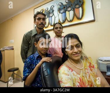 17. Mai 2010: Anand, Gujarat, Indien: Nayna Patel, eine Pionierin der reproduktiven Leihmutterschaft in Indien, dargestellt mit Leihmutter Versha und ihrem Mann Manis und Sohn Priyancunshu. Versha hatte gerade Zwillinge für ein amerikanisches Paar zur Welt gebracht, für das sie drei Lakh-Rupien bekam. Sie sagt, dass sie das Geld für die Erziehung der Söhne verwenden wird, und auch, um seine Haarlippen zu behandeln, um für den Bau eines Heims, das sie Nr Surat etwa 200 km vom Krankenhaus entfernt lebt, zu verwenden. ..im Kaival Hospital in Anand, etwa 90 km von Ahmedabad entfernt, am 11. März 2010. (Bild: © Nick Cunard/ZUMAPRESS.com) Stockfoto