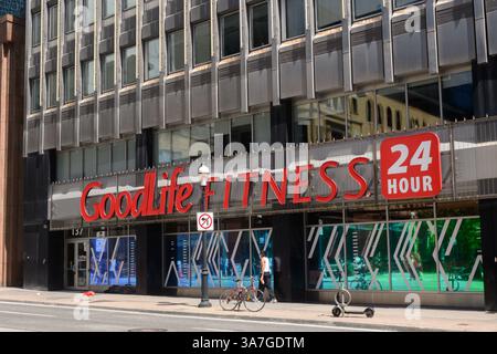 Toronto, ON, Kanada – 2. August 2024: Sehen Sie sich das Goodlife Fitness Company-Schild an. Stockfoto