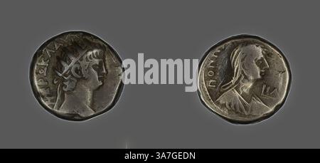 Ein Paar antiker Münzen mit detaillierten Profilen, von denen eine eine eine königliche Figur mit Lorbeerkrone und die andere eine weibliche Figur mit fließendem Haar zeigt, die beide auf historische Bedeutung und Kunstfertigkeit hindeuten., Klassische Kunst mit modernem Twist von Artotop neu interpretiert, Tetradrachme (Münze) mit Kaiser Nero, 54/68, Roman, geprägt in Alexandria, Römisches Reich, Billon, Durchm. 2,5 cm, 11,73 g Stockfoto