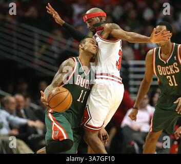 26. November 2012 – Chicago, Illinois, USA – der Milwaukee Bucks-Wachmann MONTA ELLIS, rechts, fährt in der ersten Spielhälfte im United Center in Chicago Bulls-Wachmann RICHARD HAMILTON. (Bild: © Nuccio Dinuzzo/MCT/ZUMAPRESS.com) Stockfoto