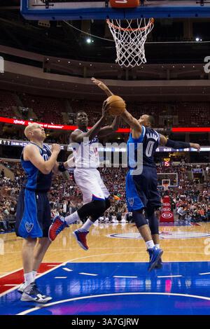 27. November 2012: Jrue Holiday (11), Punktwächter der Philadelphia 76ers, spaltet sich zwischen Dallas Mavericks Small Forward Shawn Marion (0) und Chris Kaman (35) während des NBA-Spiels zwischen den Dallas Mavericks und den Philadelphia 76ers im Wells Fargo Center in Philadelphia, Pennsylvania. The Philadelphia 76ers Beat the Dallas Mavericks, 100-98.(Bild: © Chris Szagola/Cal Sport Media/ZUMAPRESS.com) Stockfoto