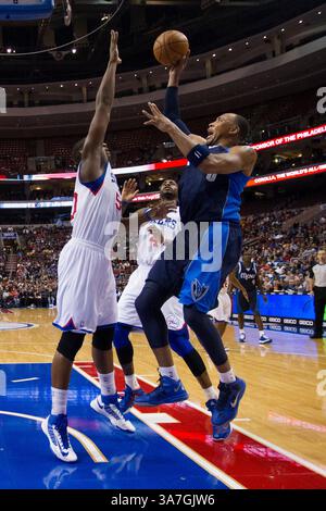 27. November 2012: Dallas Mavericks Small Forward Shawn Marion (0) setzt den Schuss durch, während er von den Philadelphia 76ers Power Forward Lavoy Allen (50) während des NBA-Spiels zwischen den Dallas Mavericks und den Philadelphia 76ers im Wells Fargo Center in Philadelphia, Pennsylvania, bewacht wird. The Philadelphia 76ers Beat the Dallas Mavericks, 100-98.(Bild: © Chris Szagola/Cal Sport Media/ZUMAPRESS.com) Stockfoto