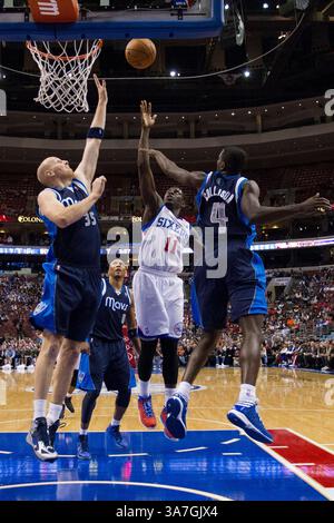 27. November 2012: Philadelphia 76ers Point Guard Jrue Holiday (11) setzt den Schuss ab, während er von Dallas Mavericks Point Guard Darren Collison (4) und Center Chris Kaman (35) bewacht wird, wobei der kleine Stürmer Shawn Marion (0) während des NBA-Spiels zwischen den Dallas Mavericks und den Philadelphia 76ers im Wells Fargo Center in Philadelphia, Pennsylvania, Pennsylvania, beobachtet. The Philadelphia 76ers Beat the Dallas Mavericks, 100-98.(Bild: © Chris Szagola/Cal Sport Media/ZUMAPRESS.com) Stockfoto