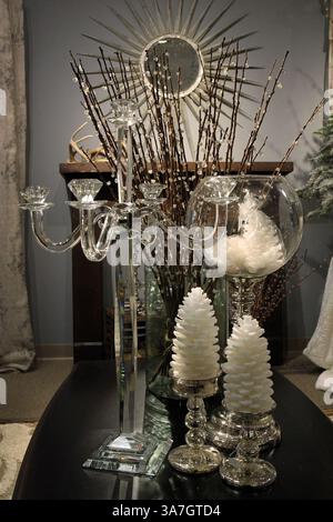 15. November 2012 - Ballwin, MO, USA - die Designer von Ashley Furniture in Ballwin, Missouri, haben am 13. November 2012 mehrere Weihnachtsdekorationsszenen in ihrem Showroom an der Manchester Road eingerichtet. Die Wohnzimmeranzeige verfügt über mehrere Urlaubselemente. (Kreditbild: © J.B. Forbes/MCT/ZUMAPRESS.com) Stockfoto