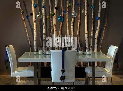 15. November 2012 - Ballwin, MO, USA - die Designer von Ashley Furniture in Ballwin, Missouri, haben am 13. November 2012 mehrere Weihnachtsdekorationsszenen in ihrem Showroom an der Manchester Road eingerichtet. Die Hanukka-Kerzen sind das Herzstück dieses Esszimmers. (Kreditbild: © J.B. Forbes/MCT/ZUMAPRESS.com) Stockfoto