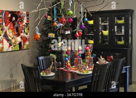 15. November 2012 - Ballwin, MO, USA - die Designer von Ashley Furniture in Ballwin, Missouri, haben am 13. November 2012 mehrere Weihnachtsdekorationsszenen in ihrem Showroom an der Manchester Road eingerichtet. Eine zweite bunte Speisesaal-Ausstellung verwendet Feiertagsschmuck als hängende Ausstellung und als Tischaufsatz. (Kreditbild: © J.B. Forbes/MCT/ZUMAPRESS.com) Stockfoto