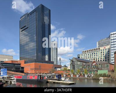 Hochhäuser rund um das Gas St. Canal Basin Birmingham City Centre England Großbritannien. Stockfoto