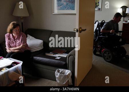 7. März 2012 - San Antonio, Texas, USA - SARALEE TRIMBLE und ihr Sohn, Army PFC. KEVIN TRIMBLE, 19, treffen sich zum Mittagessen in ihrem 2-Zimmer-Hotelzimmer im Powless Guest House in Fort Sam Houston. (Bild: © Lisa Krantz/San Antonio Express-News/zReportage Via ZUMA) Stockfoto