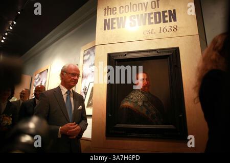 10. Mai 2013 - Philadelphia, PA, USA - der schwedische König Carl XVI Gustaf spaziert am Freitag, den 10. Mai 2013, im Schwedisch-Amerikanischen Museum in Philadelphia, Pennsylvania, an einem Gemälde von Gustaf II. Adolf vorbei. (Bild: © David Swanson/MCT/ZUMAPRESS.com) Stockfoto
