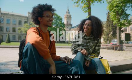 Zwei afroamerikanische ethnisch freundliche Studenten multirassische Freunde afroamerikanische Frau Mädchen weibliche Freundin mit Boy man Guy Freund in der Stadt Stockfoto