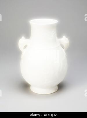 Eine elegante, aufwändig gestaltete Vase mit subtilen Reliefmustern und zwei Griffen, die eine glatte, leuchtende Oberfläche zeigen., Klassische Kunst mit moderner Note, neu interpretiert von Artotop, Gefäß in Form eines antiken Bronzeglases (Hu), Qing-Dynastie (1644–1911), Qianlong Reign (1736–95), China, Porzellan Stockfoto