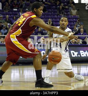 19. Januar 2013 - Fort Worth, TX, USA - Stürmer der Texas Christian University Adrick McKinney (24) fährt am Samstag, 19. Januar 2013, am Iowa State Center Percy Gibson während der Spielaktion im Daniel-Meyer Coliseum in Fort Worth, Texas, vorbei. Iowa State besiegte TCU, 63–50. (Kreditbild: © Ray Carlin/MCT/ZUMAPRESS.com) Stockfoto