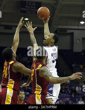 19. Januar 2013 - Fort Worth, TX, USA - Garlon Green (33) der Garant der Texas Christian University schießt am Samstag, 19. Januar 2013 über das Iowa State Center Percy Gibson (24) und den Wachmann Chris Babb (2) während der Spielaktion im Daniel-Meyer Coliseum in Fort Worth, Texas. Iowa State besiegte TCU, 63–50. (Kreditbild: © Ray Carlin/MCT/ZUMAPRESS.com) Stockfoto