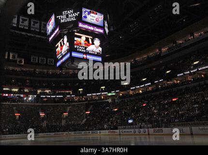 19. Januar 2013 – St. Louis, MO, USA – die St. Louis Blues würdigten den Tod der Cardinals Hall des Farmers Stan Musial mit einer Ankündigung während der Pause zwischen der zweiten und dritten Periode gegen die Detroit Red Wings im Scottrade Center in St. Louis, Missouri, am Samstag, den 19. Januar 2013. Die Blues haben die Red Wings mit 6:0. (Bild: © Chris Lee/MCT/ZUMAPRESS.com) Stockfoto