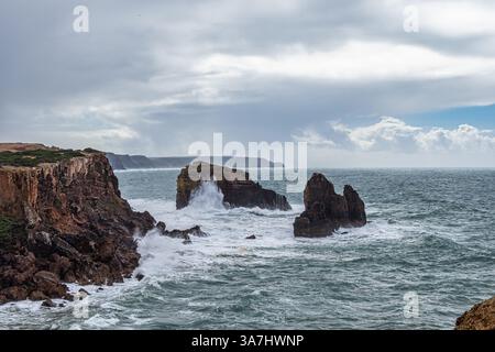 Meerblick und blauer Himmel, Pontal da Carrapateira in Aljezur, Algarve in Portugal. Stockfoto