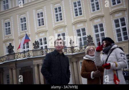 21. Januar 2013 - Prag, Prag, Tschechische Republik - Touristen werfen einen Blick auf die Prager Burg, die Hauptresidenz des tschechischen Präsidenten, in Prag. Die zweite Runde der ersten direkten Präsidentschaftswahlen des Landes findet vom 25. Bis 26. Januar 2013 statt. (Kreditbild: © Matej Divizna/ZUMAPRESS.com) Stockfoto