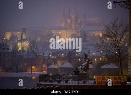 21. Januar 2013 - Prag, Prag, Tschechische Republik - im Zentrum der tschechischen Hauptstadt Prag ist Ein Plakat des tschechischen Außenministers und Kandidaten für die tschechische Präsidentschaft Karel Schwarzenberg zu sehen. Die zweite Runde der ersten direkten Präsidentschaftswahlen des Landes findet vom 25. Bis 26. Januar 2013 statt. (Kreditbild: © Matej Divizna/ZUMAPRESS.com) Stockfoto