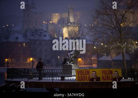 21. Januar 2013 - Prag, Prag, Tschechische Republik - im Zentrum der tschechischen Hauptstadt Prag ist Ein Plakat des tschechischen Außenministers und Kandidaten für die tschechische Präsidentschaft Karel Schwarzenberg zu sehen. Die zweite Runde der ersten direkten Präsidentschaftswahlen des Landes findet vom 25. Bis 26. Januar 2013 statt. (Kreditbild: © Matej Divizna/ZUMAPRESS.com) Stockfoto