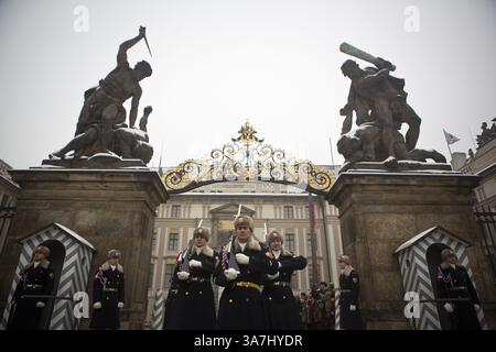 21. Januar 2013 - Prag, Prag, Tschechische Republik - Mitglieder der Burgwache marschieren während des Wachwechsels auf der Prager Burg, Hauptwohnsitz des tschechischen Präsidenten, in Prag. Die zweite Runde der ersten direkten Präsidentschaftswahlen des Landes findet vom 25. Bis 26. Januar 2013 statt. (Kreditbild: © Matej Divizna/ZUMAPRESS.com) Stockfoto