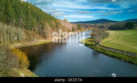 River Spey Aberlour Scotland Wester Elchies das Wasser flussaufwärts der Stadt und Lachsfischer in den Becken im Frühjahr Stockfoto