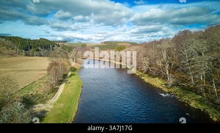 River Spey Aberlour Scotland Wester Elchies das Wasser flussaufwärts der Stadt im Frühjahr Stockfoto