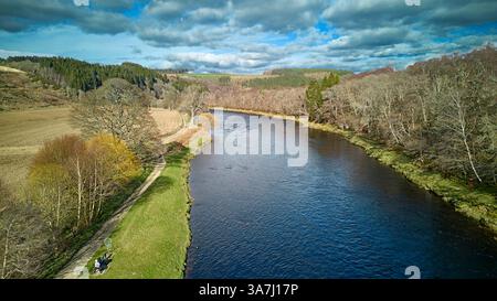 River Spey Aberlour Scotland Wester Elchies das Wasser flussaufwärts der Stadt im frühen Frühling Stockfoto