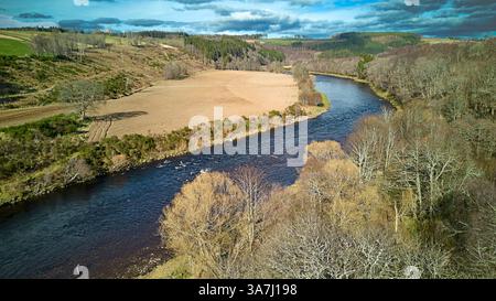 River Spey Aberlour Scotland Wester Elchies das Wasser flussaufwärts der Stadt mit Fischbäumen und Ackerland im Frühjahr Stockfoto