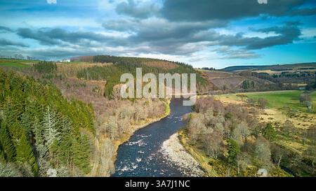River Spey Aberlour Scotland Wester Elchies das Wasser flussaufwärts der Stadt mit Stromschnellen und Lachsfischern in den Becken im Frühjahr Stockfoto