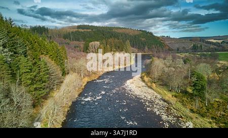 River Spey Aberlour Scotland Wester Elchies das Wasser flussaufwärts der Stadt mit Lachsfischern in den Becken im Frühjahr Stockfoto