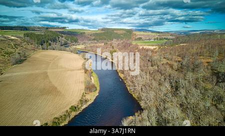 River Spey Aberlour Scotland Wester Elchies das Wasser flussaufwärts der Stadt mit Bäumen und Ackerland im Frühjahr Stockfoto