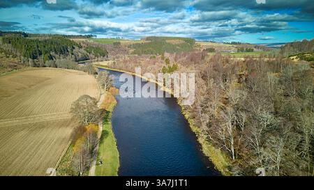 River Spey Aberlour Scotland Wester Elchies das Wasser flussaufwärts der Stadt mit Bäumen und Ackerland im frühen Frühling Stockfoto