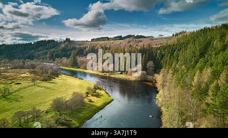 River Spey Aberlour Scotland Wester Elchies Wasser flussaufwärts der Stadt mit Fischerhütten und Lachsfischern in den Becken im Frühjahr Stockfoto