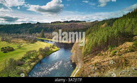 River Spey Aberlour Scotland Wester Elchies Wasser flussaufwärts von der Stadt mit Stromschnellen, Fischerhütten und Lachsfischern in den Becken im Frühjahr Stockfoto