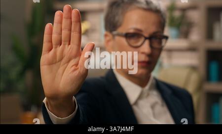 Porträt im Büro selbstbewusst ernsthaft grauhaarig ältere ältere ältere ältere Geschäftsfrau Geschäftsfrau Geschäftsfrau Frau Blick auf Kamera Arbeit Handstopp gesetzt Stockfoto