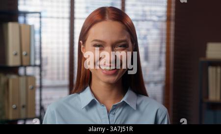 Porträt zuversichtlich glücklich lachen emotional positiv kaukasisches rothaariges Mädchen Student Geschäftsfrau weibliche Arbeiterin Geschäftsfrau im Büro schaut an Stockfoto