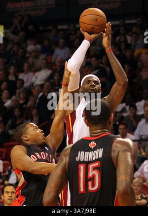 23. Januar 2013 - Miami, FL, USA - der LeBron James der Miami Heat schießt am Mittwoch, den 23. Januar 2013, über die Toronto Raptors’ Kyle Lowry, links und Amir Jonhson (15) in der AmericanAirlines Arena in Miami, Florida. Die Hitze setzte sich zwischen 123 und 116 in Überstunden durch. (Kreditbild: © Pedro Portal/MCT/ZUMAPRESS.com) Stockfoto