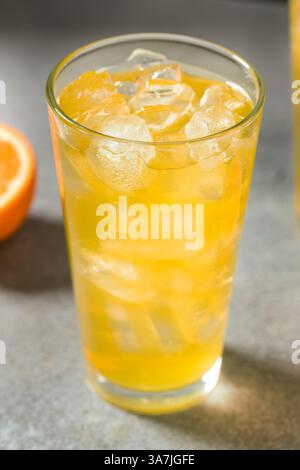Süßes spritzig erfrischendes Orangensoda im Glas Stockfoto