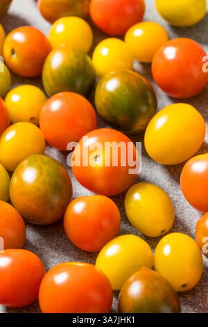 Bunter Bio-Kirschtomaten in einer Schüssel zum Kochen Stockfoto