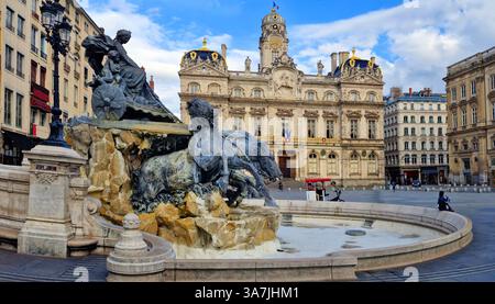 Frankreich Reisen und Sehenswürdigkeiten. Lyon Stadtzentrum, schönes Rathaus, barocke Architektur und Platz mit atemberaubendem Brunnen Stockfoto