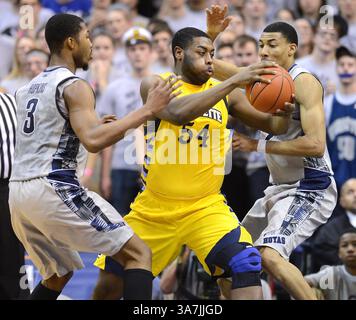 11. Februar 2013 – Washington, DC, USA – Marquette-Stürmer Davante Gardner (54) macht in der zweiten Halbzeit im Verizon Center in Washington, D.C., am Montag, 11. Februar 2013 einen Auftritt gegen Georgetown-Stürmer Mikael Hopkins (3) und Georgetown-Stürmer Otto Porter Jr. (22). Georgetown besiegte Marquette, 63-55. (Kreditbild: © Chuck Myers/MCT/ZUMAPRESS.com) Stockfoto