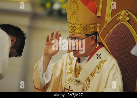 13. Februar 2013 - Manila, Philippinen - Manila Erzbischof Kardinal LUIS ANTONIO TAGLE führt eine Messe in Manila durch, auf diesem Aktenfoto vom 3. November 2012. Benedikt XVI. Kündigte an, dass er als Papst zurücktreten werde, nachdem er das körperliche Alter als Grund für die Einstellung des amtes erwähnt hatte. Tagle, 55, gehört zu den möglichen Kandidaten für das Papsttum (Credit Image: © Ezra Acayan/ZUMAPRESS.com) Stockfoto