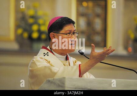 13. Februar 2013 - Manila, Philippinen - Manila Erzbischof Kardinal LUIS ANTONIO TAGLE führt eine Messe in Manila durch, auf diesem Aktenfoto vom 3. November 2012. Benedikt XVI. Kündigte an, dass er als Papst zurücktreten werde, nachdem er das körperliche Alter als Grund für die Einstellung des amtes erwähnt hatte. Tagle, 55, gehört zu den möglichen Kandidaten für das Papsttum (Credit Image: © Ezra Acayan/ZUMAPRESS.com) Stockfoto